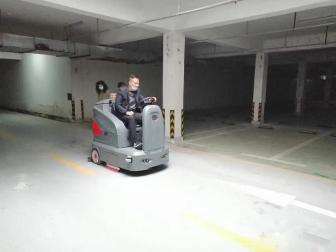 张掖小区物业保洁不用人力改用驾驶式洗地机了